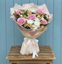 Букет цветов из:  Гвоздики, Орхидеи и Розы в Пыталово