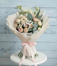 Букет цветов из:  Розы и Лизиантусы в Пыталово