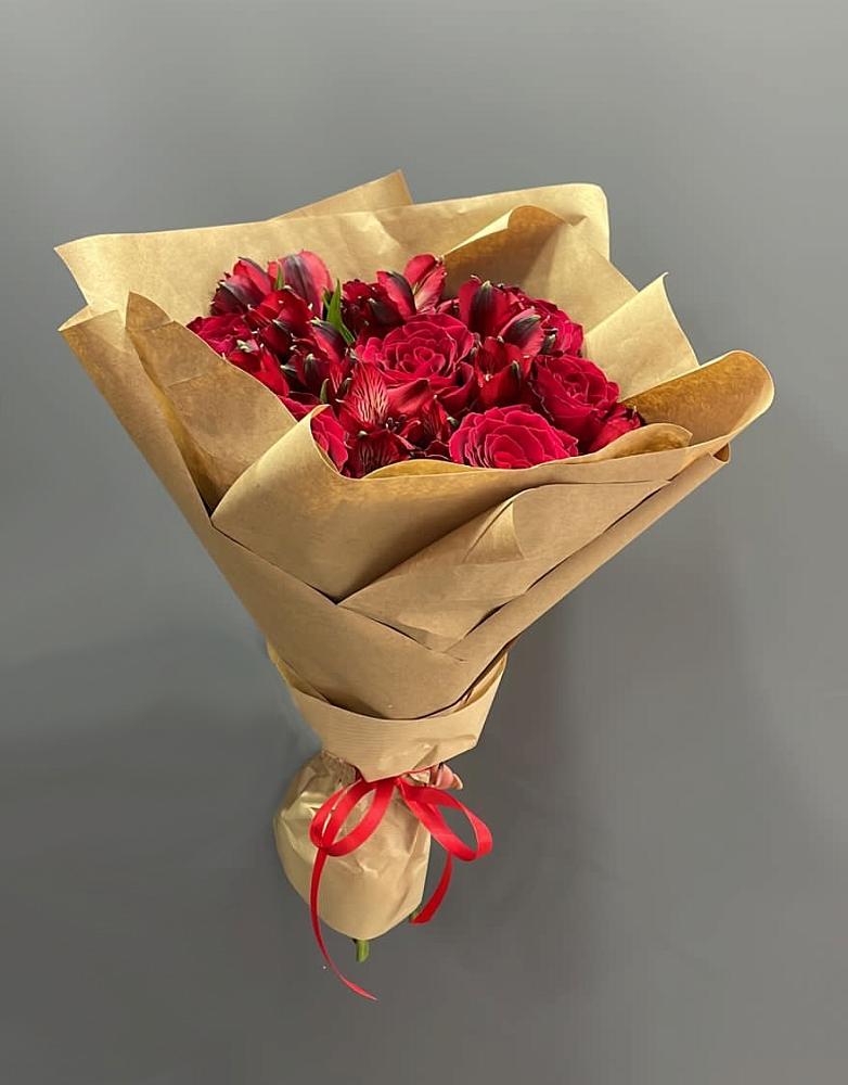 Букет цветов из: Альстромерии и Розы в Пыталово