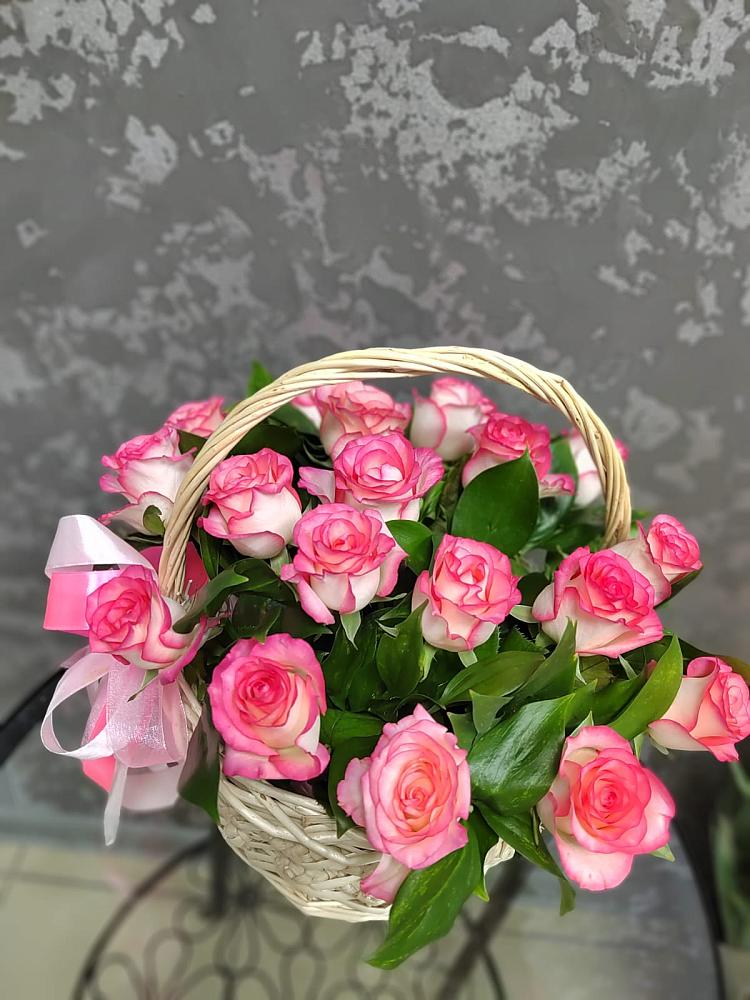 Цветочная композиция из Розы в корзине в Пыталово