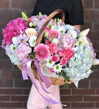 Композиция солнечный день в Пыталово Цветочная композиция из Розы, Хризантемы, Пионы и Лизиантусы в корзине в Пыталово
