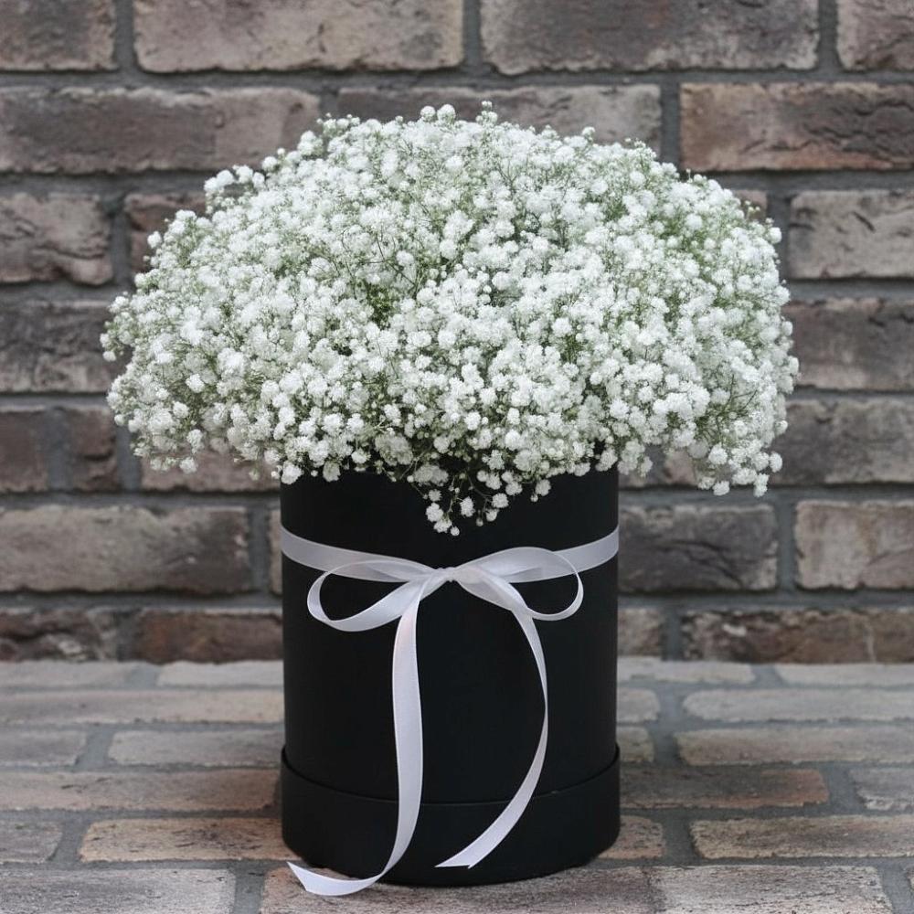 Цветочная композиция из Гипсофила в шляпной коробке в Пыталово