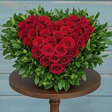 Цветочная композиция из Розы в виде сердца в Пыталово