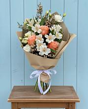 Букет цветов из:  Альстромерии, Лизиантусы, Розы и Хризантемы в Пыталово