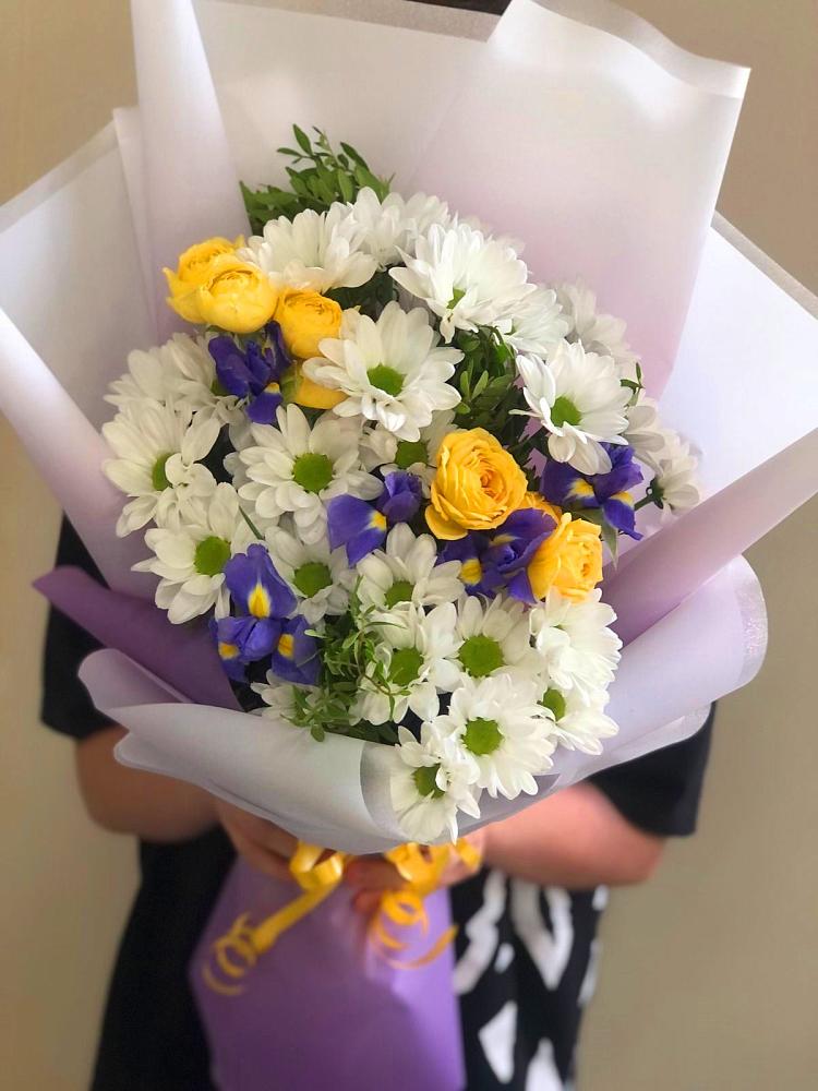 Букет цветов из: Ирисы, Хризантемы и Розы в Пыталово