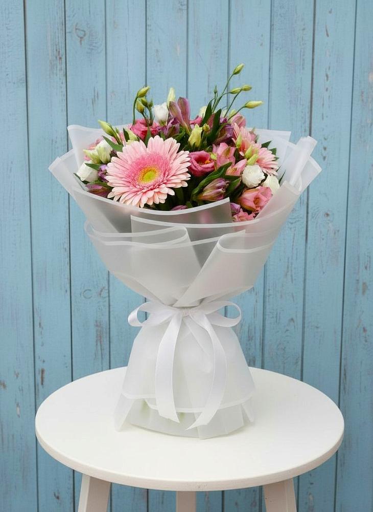 Букет цветов из: Герберы, Альстромерии и Лизиантусы в Пыталово