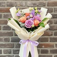 Букет цветов из:  Лизиантусы и Розы в Пыталово