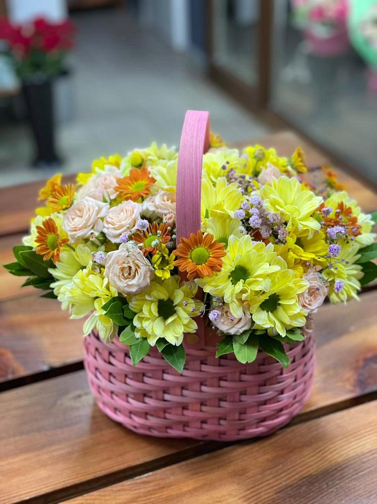 Цветочная композиция из Хризантемы и Розы в корзине в Пыталово
