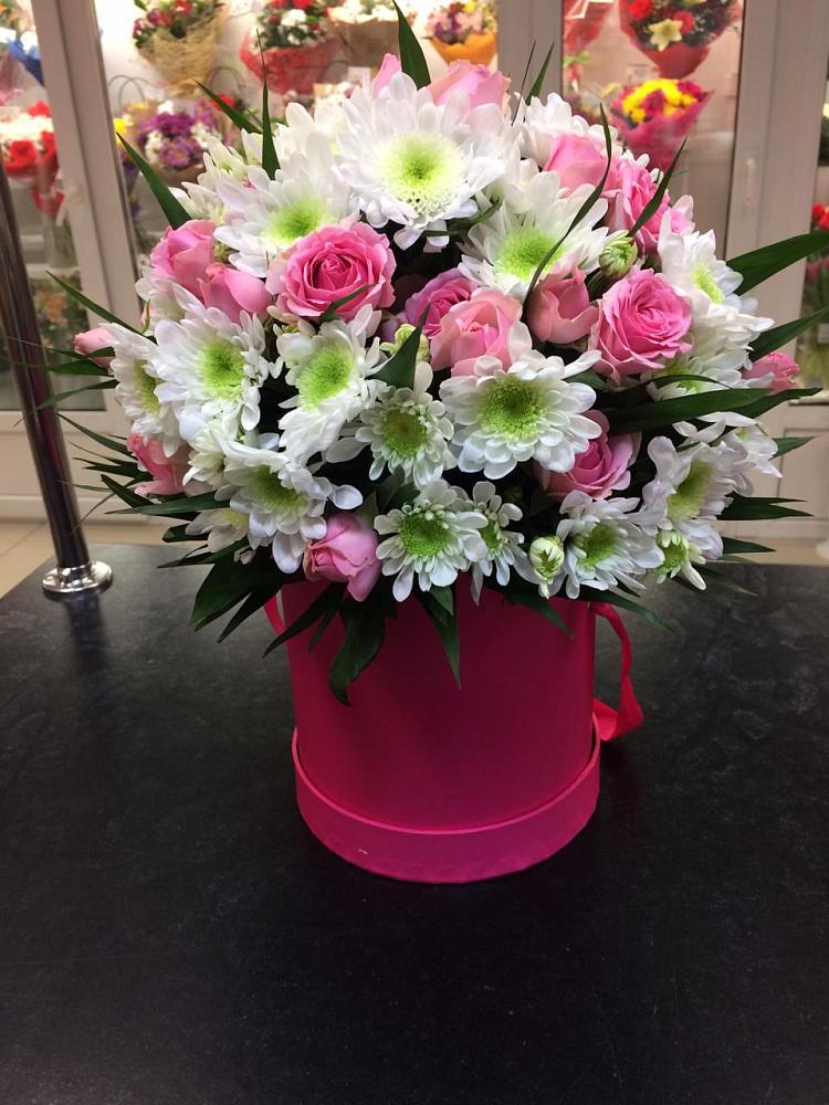 Цветочная композиция из Розы и Хризантемы в шляпной коробке в Пыталово