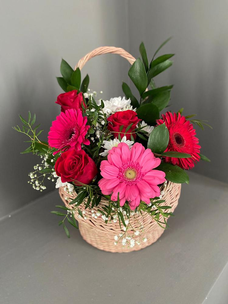 Цветочная композиция из Розы, Хризантемы и Герберы в корзине в Пыталово