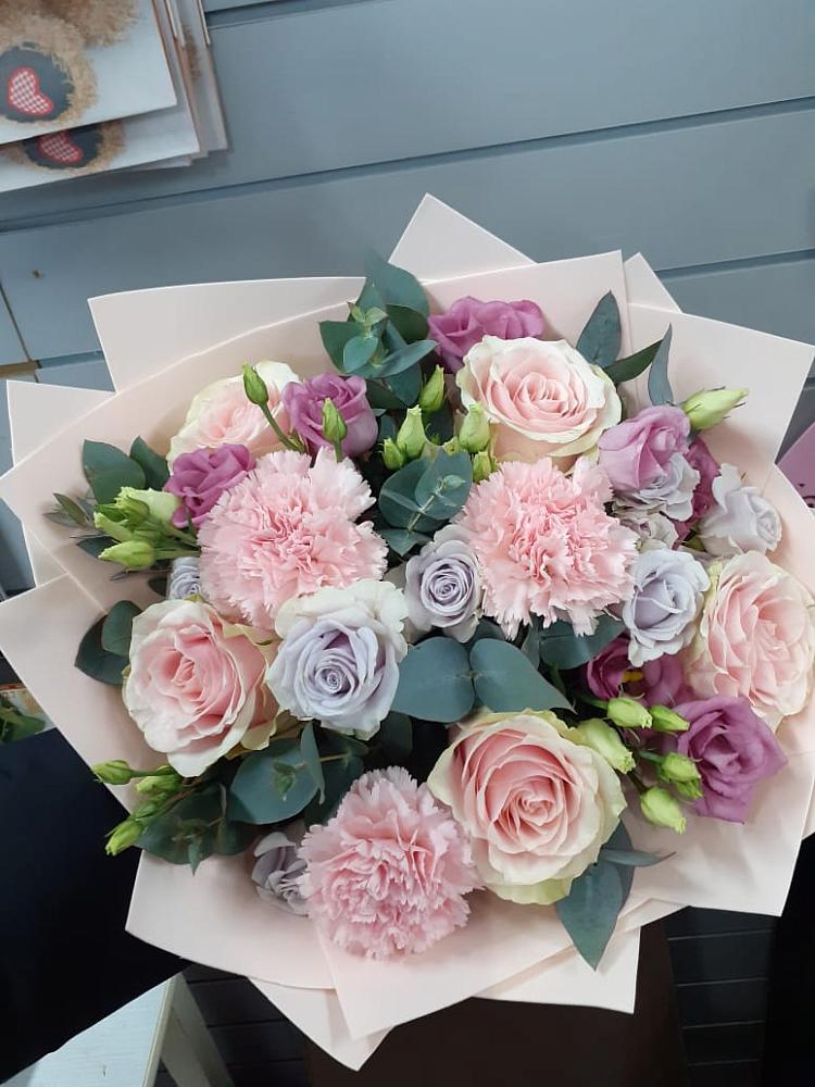 Букет цветов из: Розы, Гвоздики и Лизиантусы в Пыталово