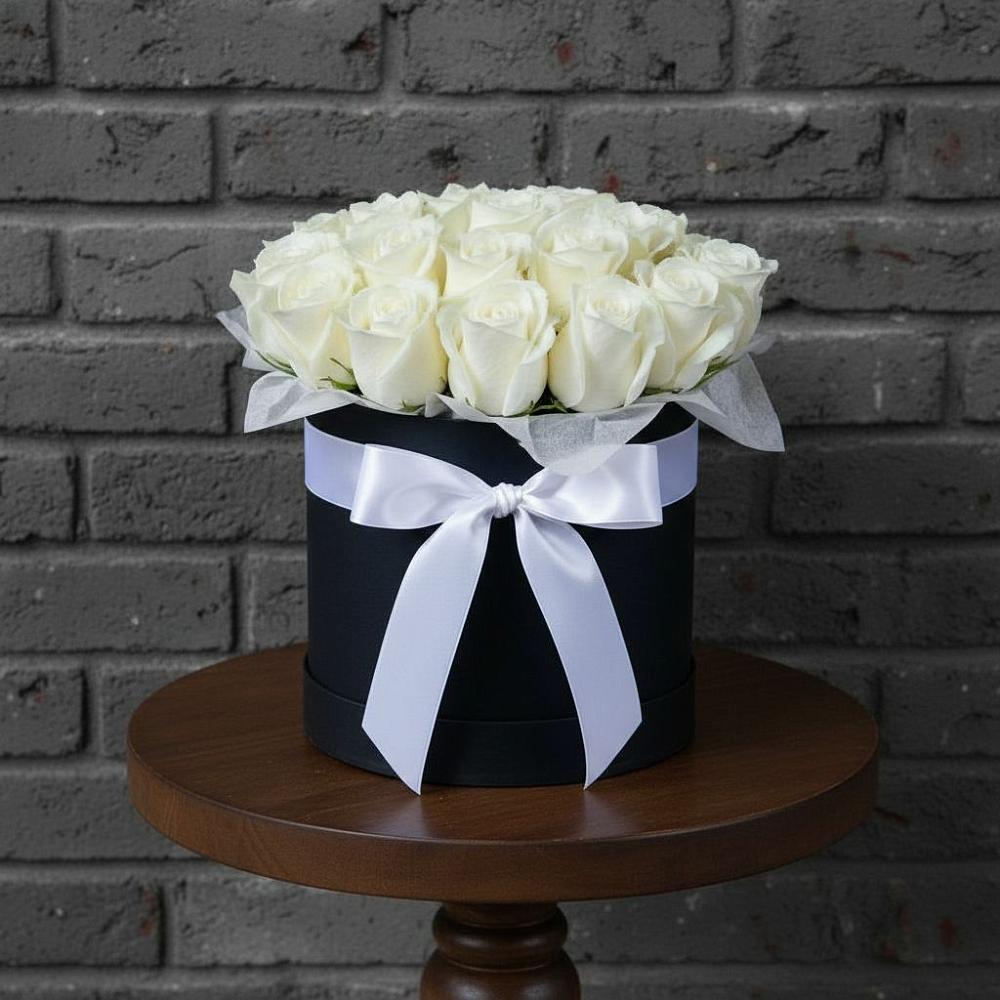 Цветочная композиция из Розы в шляпной коробке в Пыталово