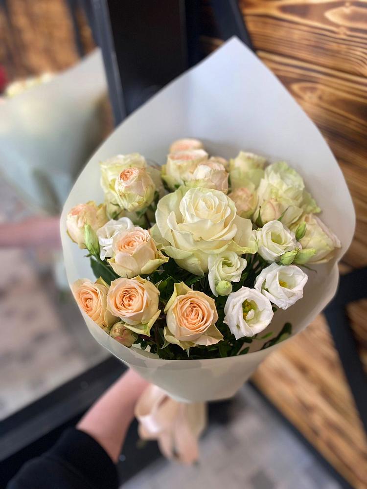 Букет цветов из: Розы и Лизиантусы в Пыталово