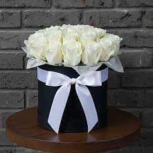 Цветочная композиция из Розы в шляпной коробке в Пыталово